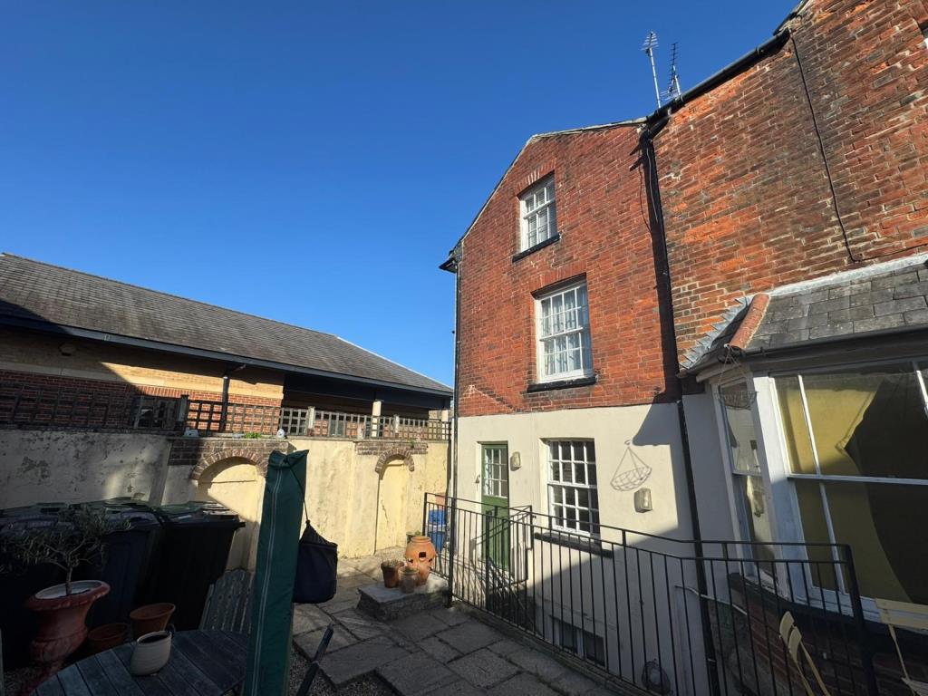 Lot: 183 - TOWN CENTRE MAISONETTE WITH GARDEN FOR INVESTMENT OR OCCUPATION - Rear Access